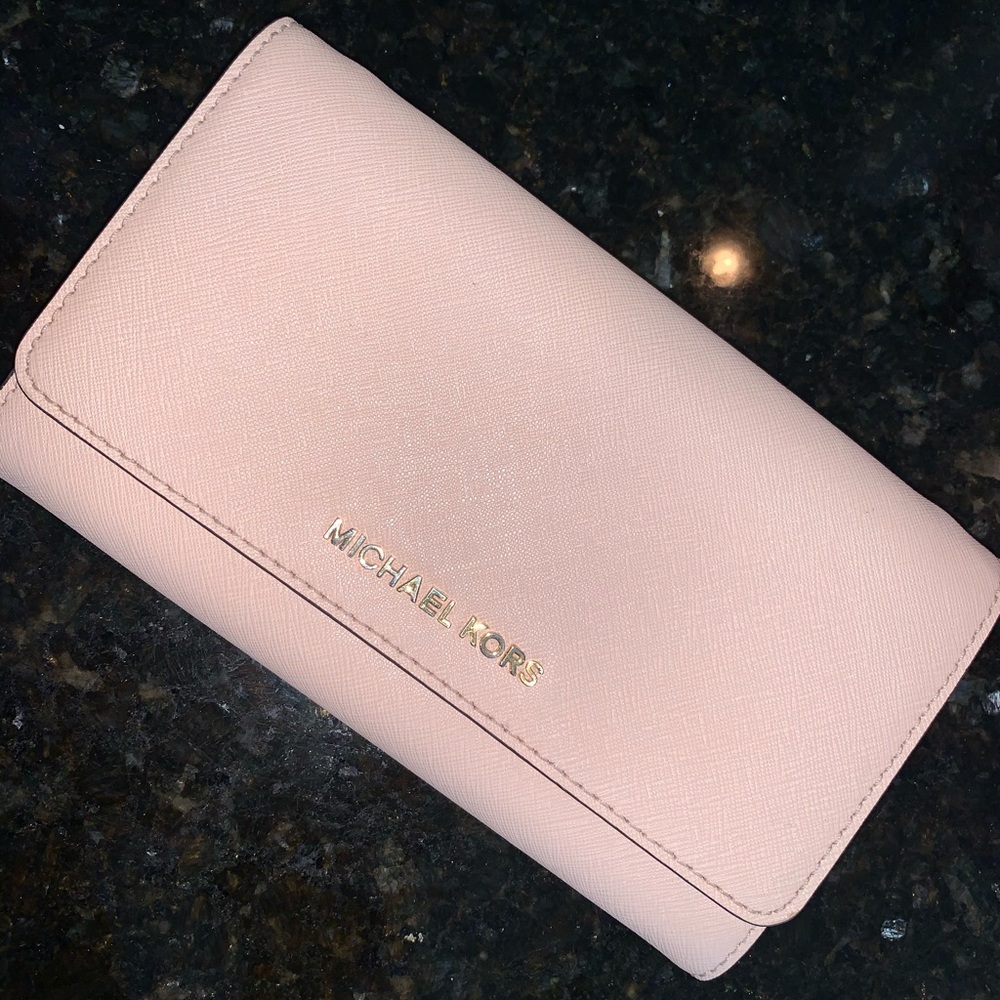 Michael Kors Large Phone Crossbody 🥰 - Picture 10 of 10